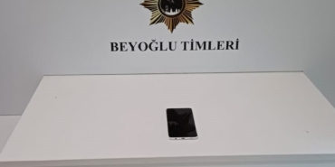 beyoglunda-bankta-uyuyan-kisinin-telefonun-calindigi-anlar-goruntulendi-H8sqO4RS.jpg