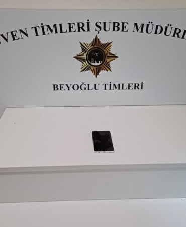 beyoglunda-bankta-uyuyan-kisinin-telefonun-calindigi-anlar-goruntulendi-H8sqO4RS.jpg
