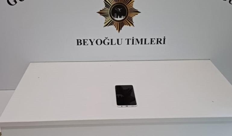 beyoglunda-bankta-uyuyan-kisinin-telefonun-calindigi-anlar-goruntulendi-H8sqO4RS.jpg
