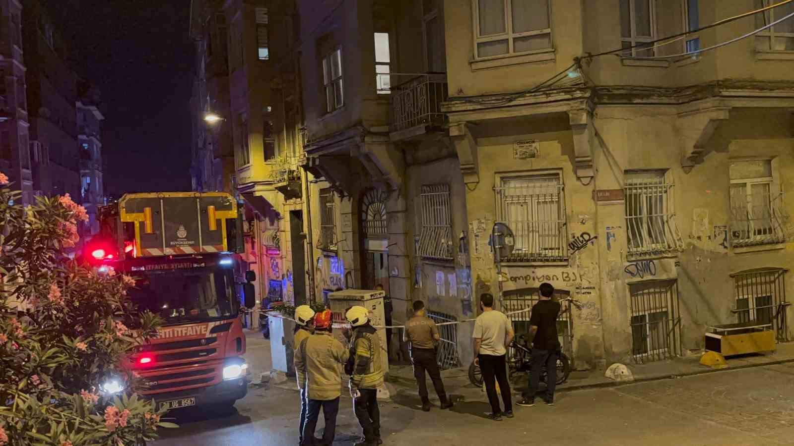beyoglunda binada kismi cokme meydana geldi bina sakinleri tahliye edildi 0 RNwykTs9