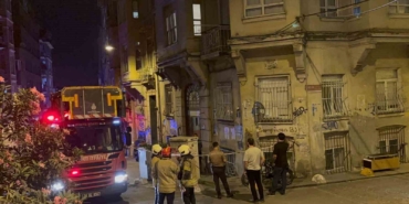 beyoglunda-binada-kismi-cokme-meydana-geldi-bina-sakinleri-tahliye-edildi-8GeIQMPn.jpg