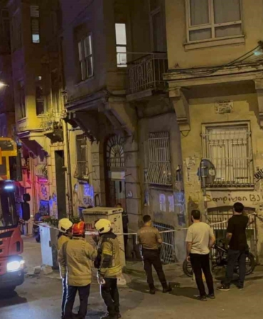 beyoglunda-binada-kismi-cokme-meydana-geldi-bina-sakinleri-tahliye-edildi-8GeIQMPn.jpg