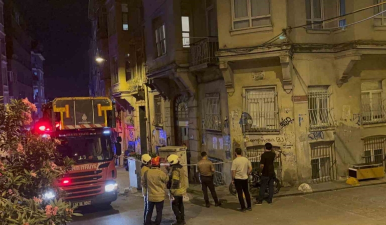 beyoglunda-binada-kismi-cokme-meydana-geldi-bina-sakinleri-tahliye-edildi-8GeIQMPn.jpg