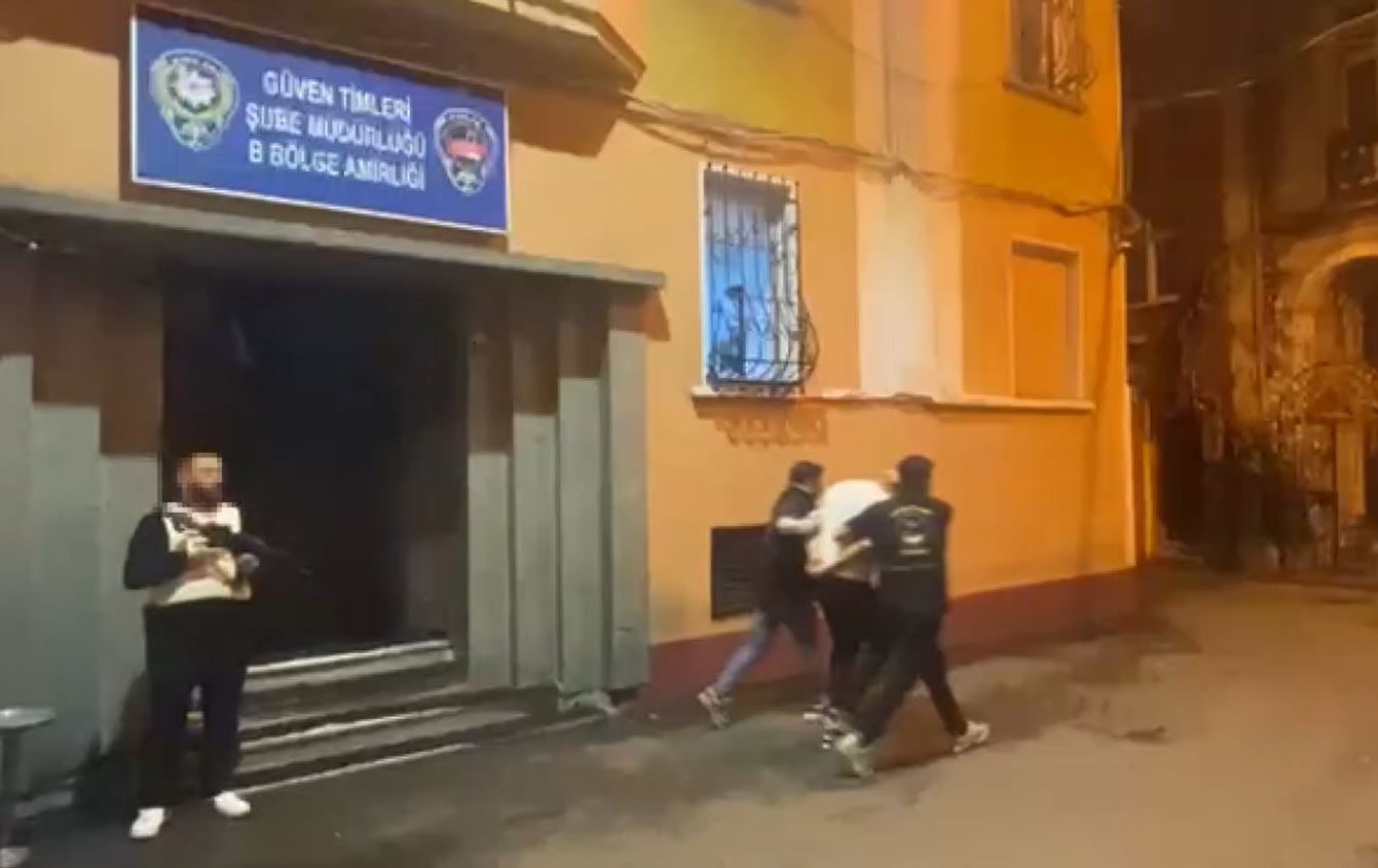 beyoglunda bir sahis rastgele havaya ates etmeye basladi 1 5OyfSByf