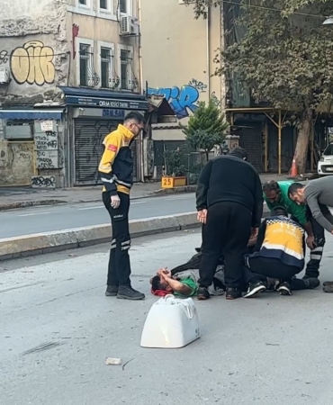 beyoglunda-cop-kamyonu-iskinin-calismasi-sonrasi-tam-kapatilmayan-cukura-girdi-iscinin-bacagi-kirildi-7GqbKGRL.jpg