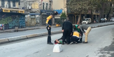 beyoglunda-cop-kamyonu-iskinin-calismasi-sonrasi-tam-kapatilmayan-cukura-girdi-iscinin-bacagi-kirildi-8u72EFM8.jpg
