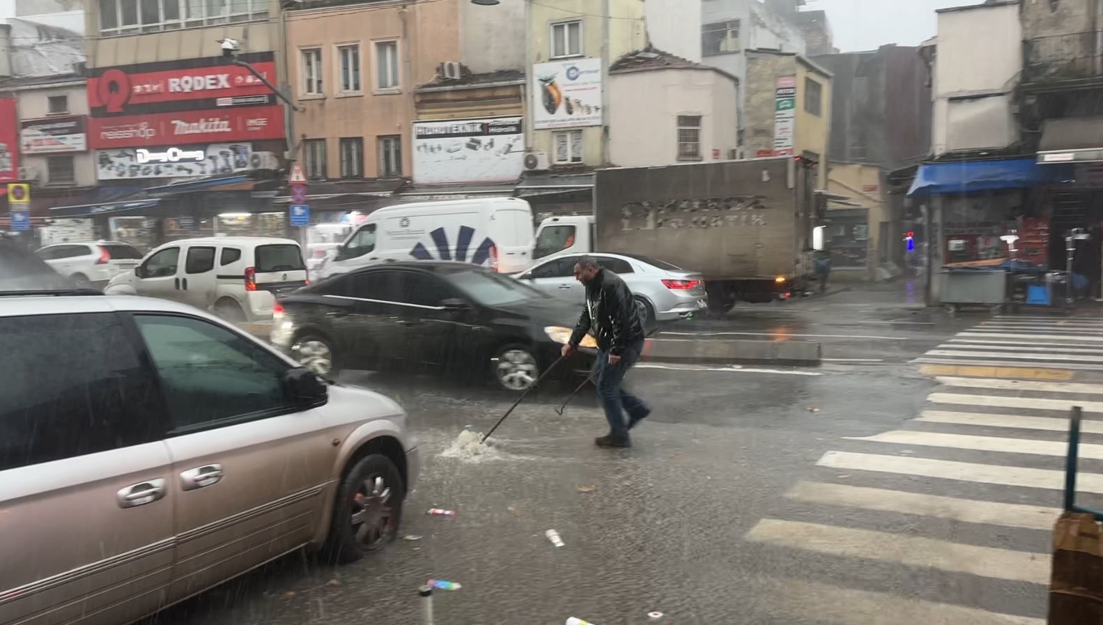 beyoglunda esnaftan su baskinlarina karsi kum torbali onlem 0 vceiElac