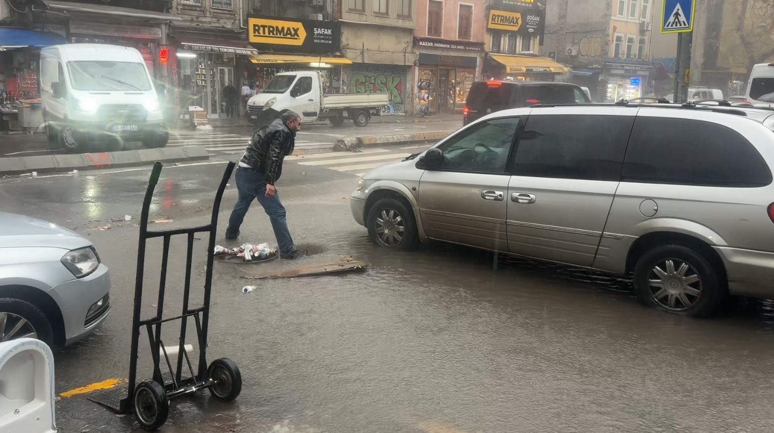 beyoglunda esnaftan su baskinlarina karsi kum torbali onlem 1 lAyhUKg4