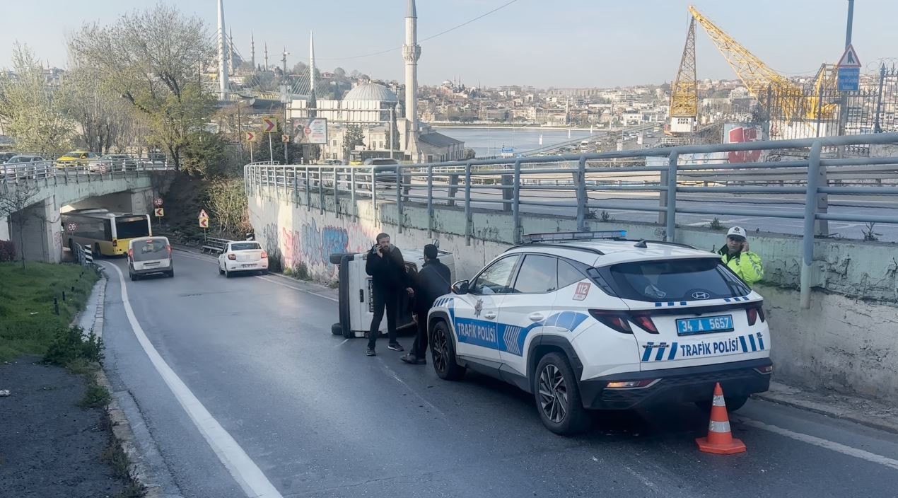 Beyoğlu’nda hafif ticari araç devrildi: Sürücü kazayı yara almadan atlattı 4 beyoglunda hafif ticari arac devrildi surucu kazayi yara almadan atlatti 0 8I37r28Y