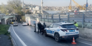 beyoglunda-hafif-ticari-arac-devrildi-surucu-kazayi-yara-almadan-atlatti-wHZZRigr.jpg