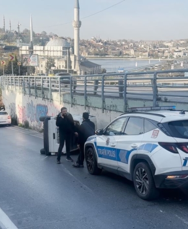 beyoglunda-hafif-ticari-arac-devrildi-surucu-kazayi-yara-almadan-atlatti-wHZZRigr.jpg