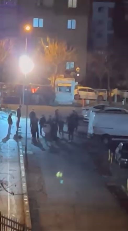 beyoglunda iki grup tekme tokat birbirine girdi 1 HNUaZdh7