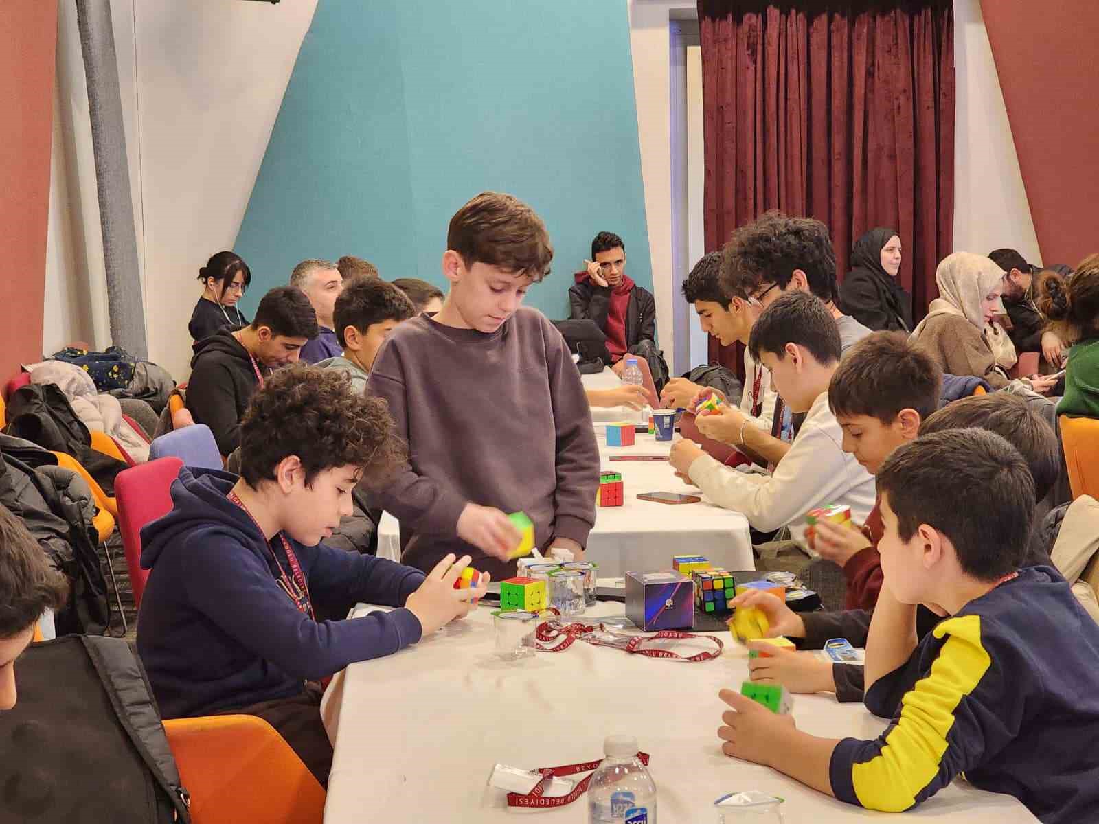 Beyoğlu’nda ilk kez düzenlenen Rubik Küp Turnuvası büyük heyecana sahne oldu 5 beyoglunda ilk kez duzenlenen rubik kup turnuvasi buyuk heyecana sahne oldu 1 R5G9UAHC