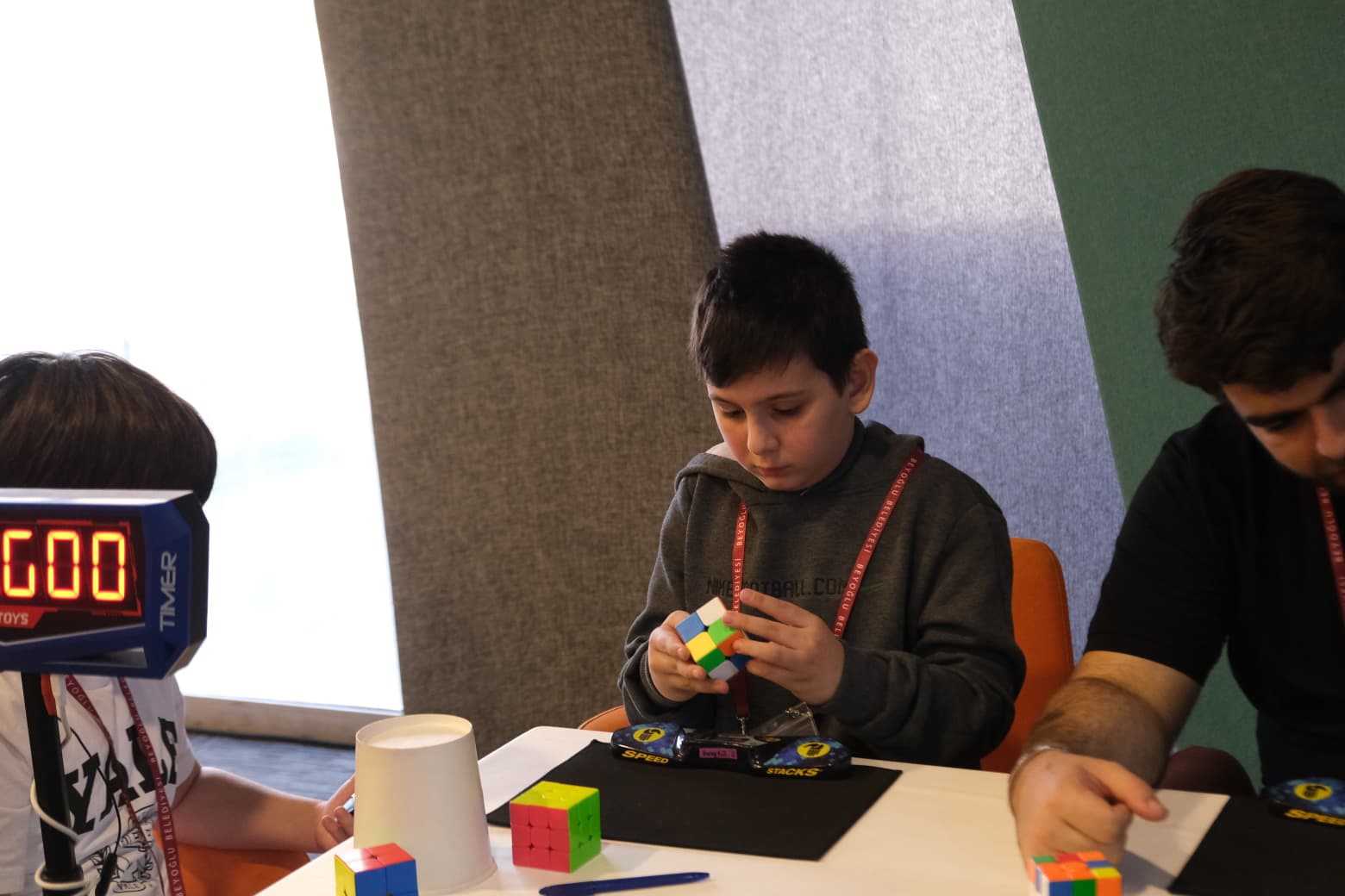 Beyoğlu’nda ilk kez düzenlenen Rubik Küp Turnuvası büyük heyecana sahne oldu 6 beyoglunda ilk kez duzenlenen rubik kup turnuvasi buyuk heyecana sahne oldu 2 lVwaSFyq
