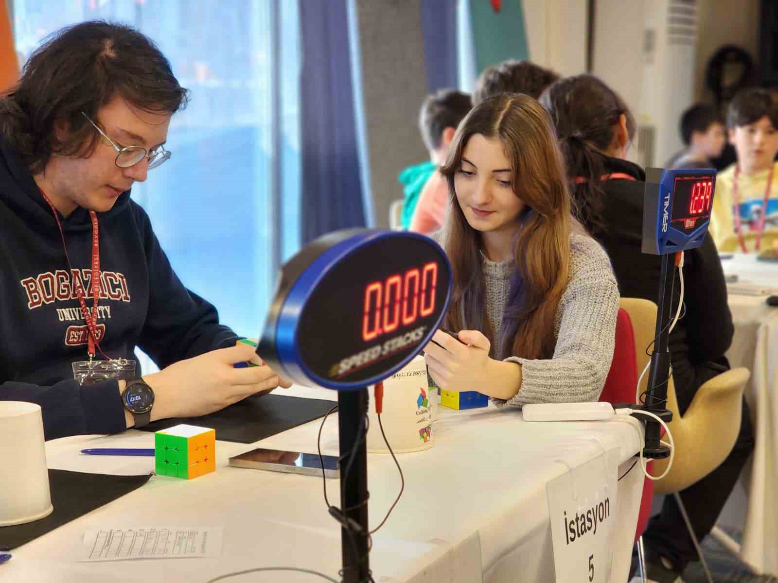 Beyoğlu’nda ilk kez düzenlenen Rubik Küp Turnuvası büyük heyecana sahne oldu 8 beyoglunda ilk kez duzenlenen rubik kup turnuvasi buyuk heyecana sahne oldu 4 vdFS9YJO