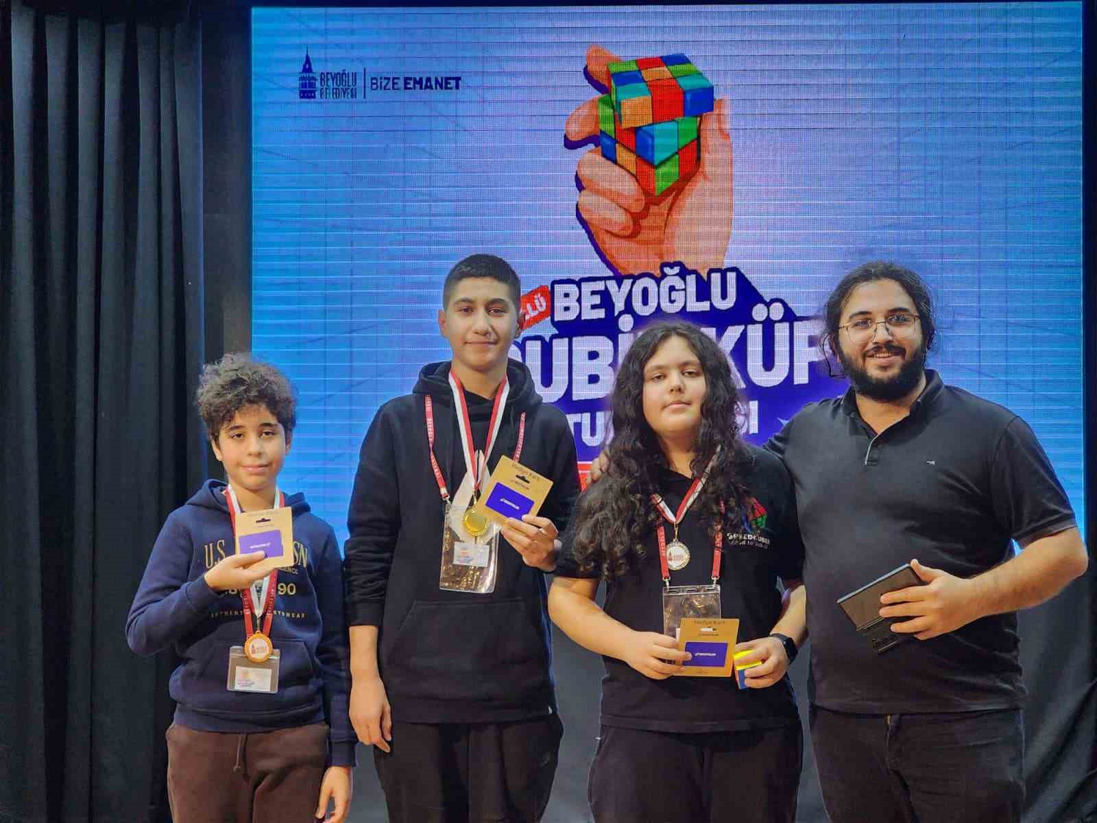 Beyoğlu’nda ilk kez düzenlenen Rubik Küp Turnuvası büyük heyecana sahne oldu 9 beyoglunda ilk kez duzenlenen rubik kup turnuvasi buyuk heyecana sahne oldu 5 ZGiFdAIz
