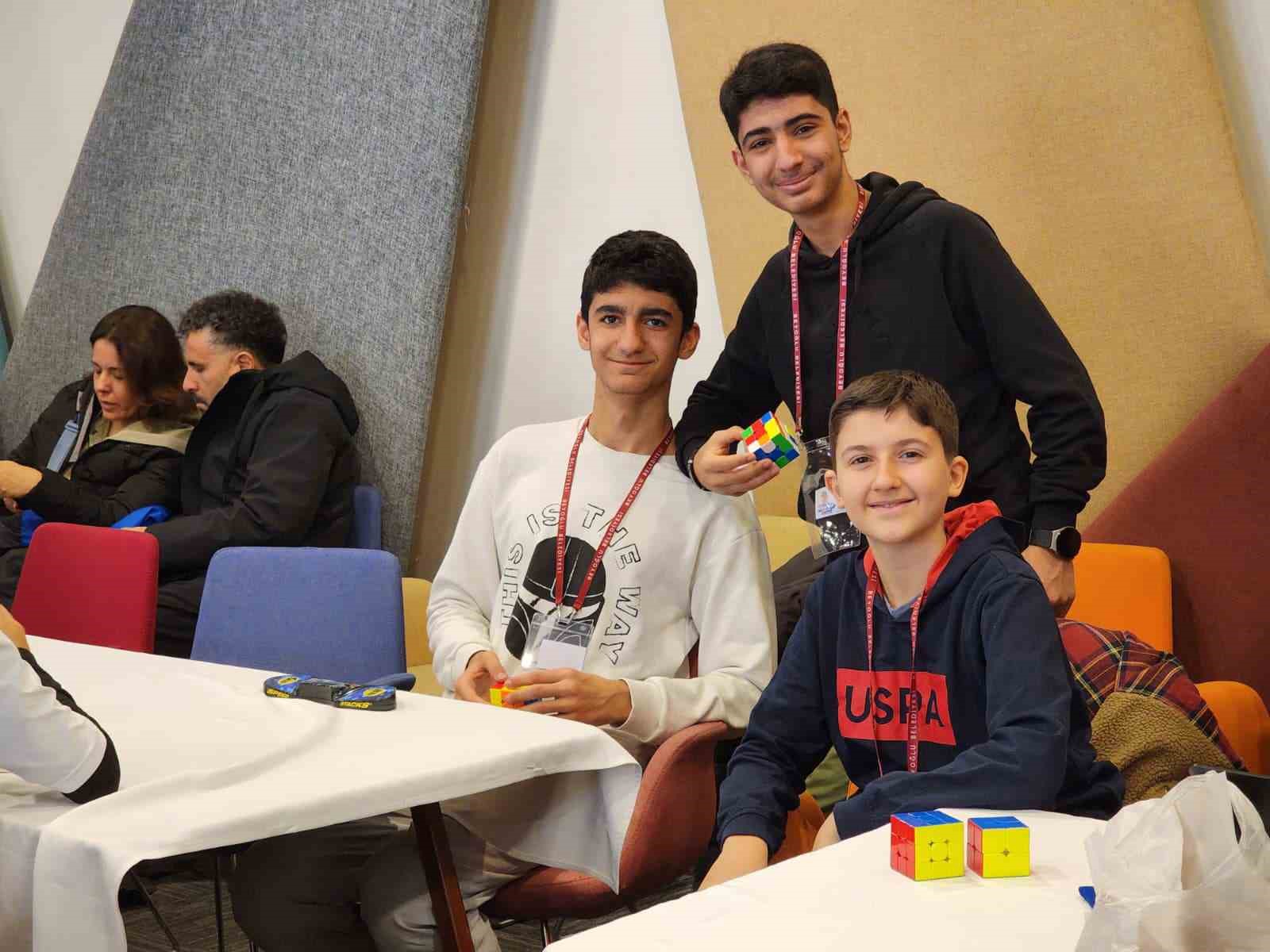 Beyoğlu’nda ilk kez düzenlenen Rubik Küp Turnuvası büyük heyecana sahne oldu 10 beyoglunda ilk kez duzenlenen rubik kup turnuvasi buyuk heyecana sahne oldu 6