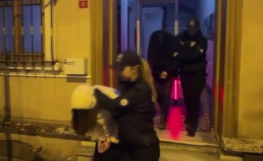 Beyoğlu’nda kafede kahve yerine bulaşık deterjanı içirilen kadın zehirlendi 5 beyoglunda kafede kahve yerine bulasik deterjani icirilen kadin zehirlendi 1 h586HzHv