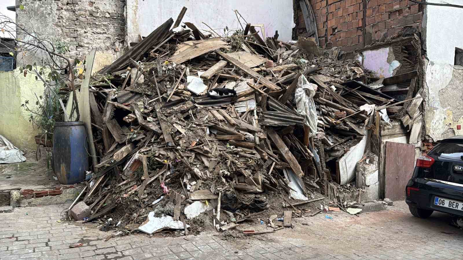 Beyoğlu’nda kısmi çökme yaşanan ahşap bina tamamen yıkıldı 4 beyoglunda kismi cokme yasanan ahsap bina tamamen yikildi 0 W2PUdt8g