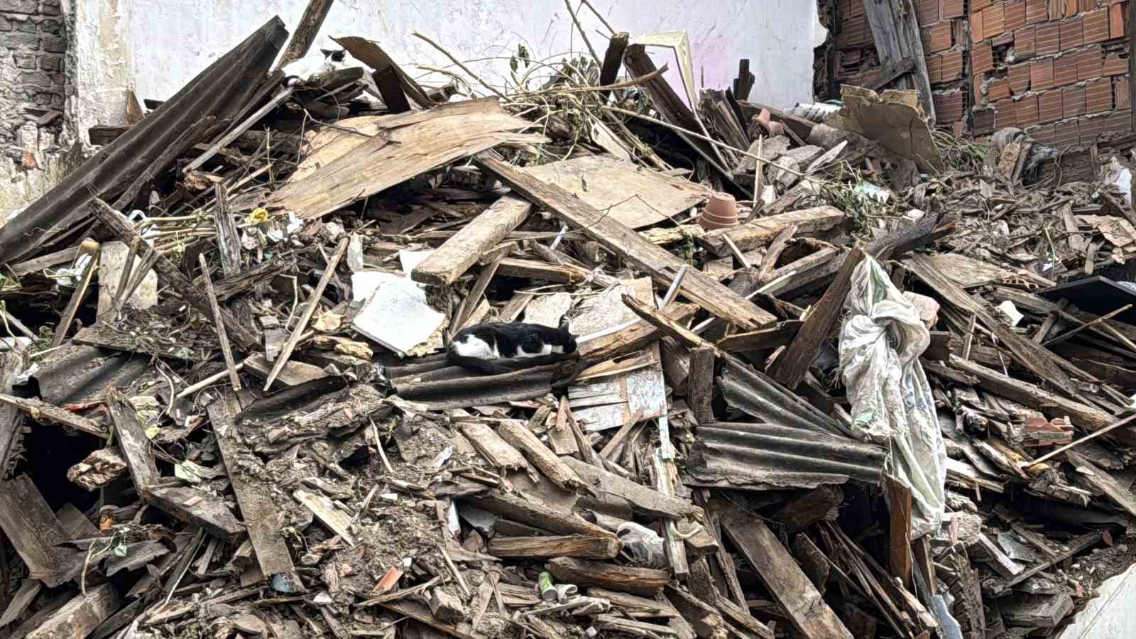 Beyoğlu’nda kısmi çökme yaşanan ahşap bina tamamen yıkıldı 5 beyoglunda kismi cokme yasanan ahsap bina tamamen yikildi 1 pFmPiViU