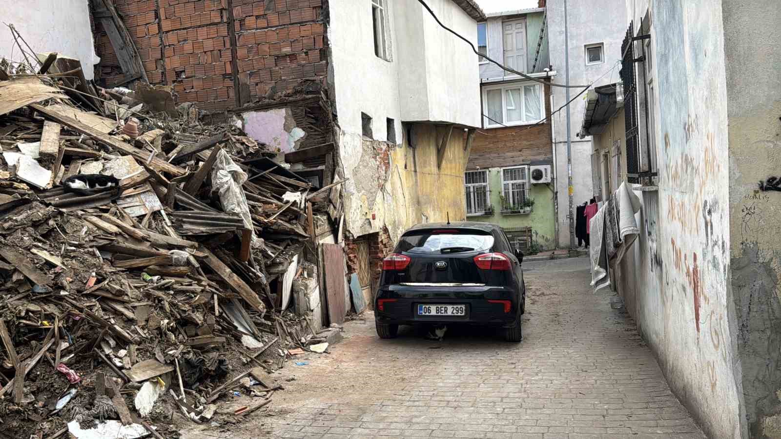 Beyoğlu’nda kısmi çökme yaşanan ahşap bina tamamen yıkıldı 6 beyoglunda kismi cokme yasanan ahsap bina tamamen yikildi 2 PBZqgXaD