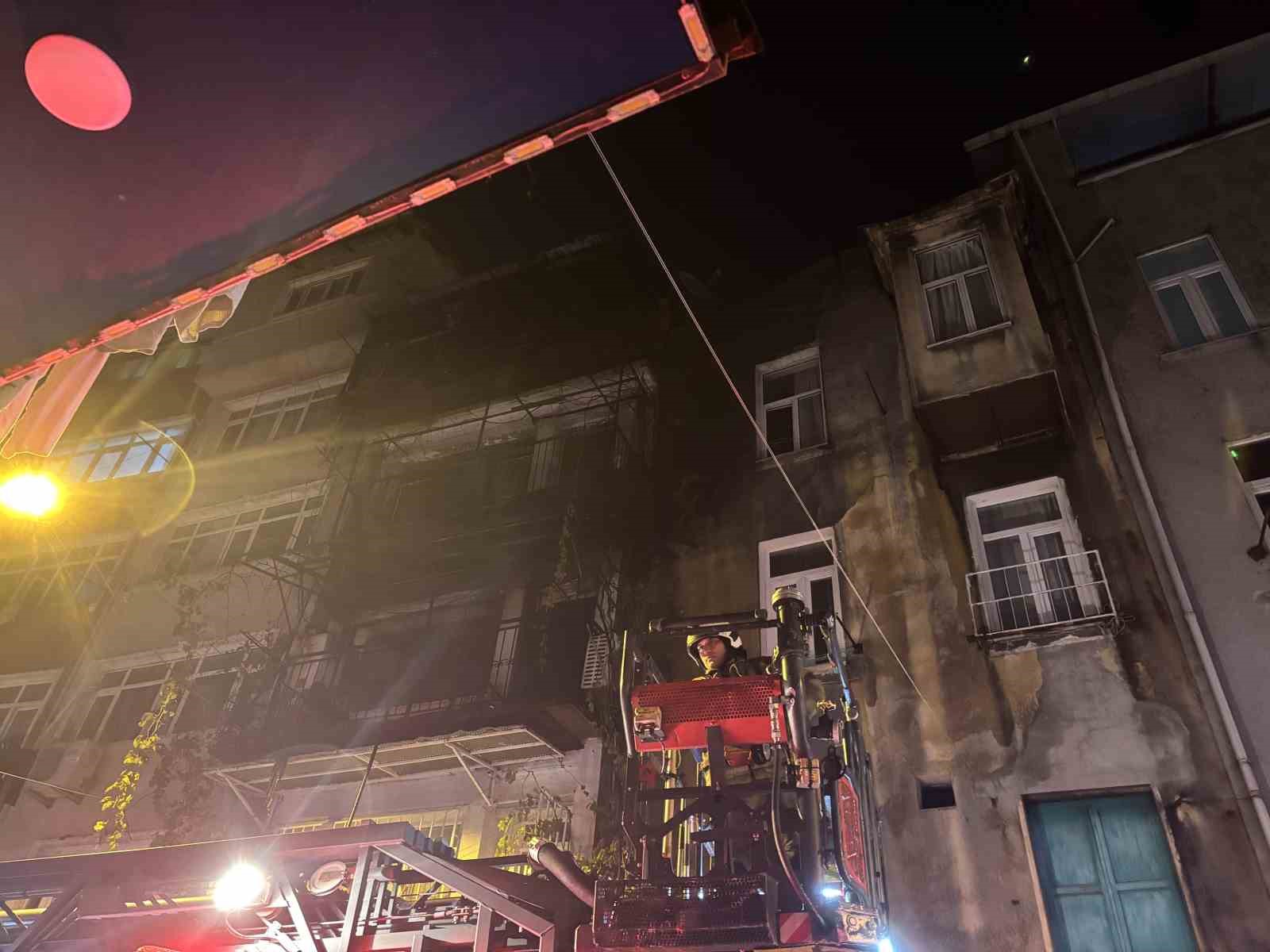 Beyoğlu’nda kız istemede patlatılan havai fişekler evi yaktı: 8 kişi dumandan etkilendi 4 beyoglunda kiz istemede patlatilan havai fisekler evi yakti 8 kisi dumandan etkilendi 0 JHgzPsXI