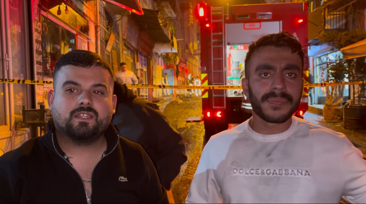 Beyoğlu’nda kız istemede patlatılan havai fişekler evi yaktı: 8 kişi dumandan etkilendi 5 beyoglunda kiz istemede patlatilan havai fisekler evi yakti 8 kisi dumandan etkilendi 1 NQ3uFVTv