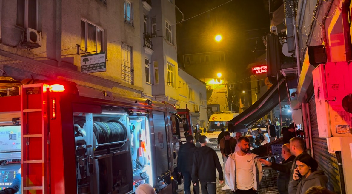 Beyoğlu’nda kız istemede patlatılan havai fişekler evi yaktı: 8 kişi dumandan etkilendi 6 beyoglunda kiz istemede patlatilan havai fisekler evi yakti 8 kisi dumandan etkilendi 2
