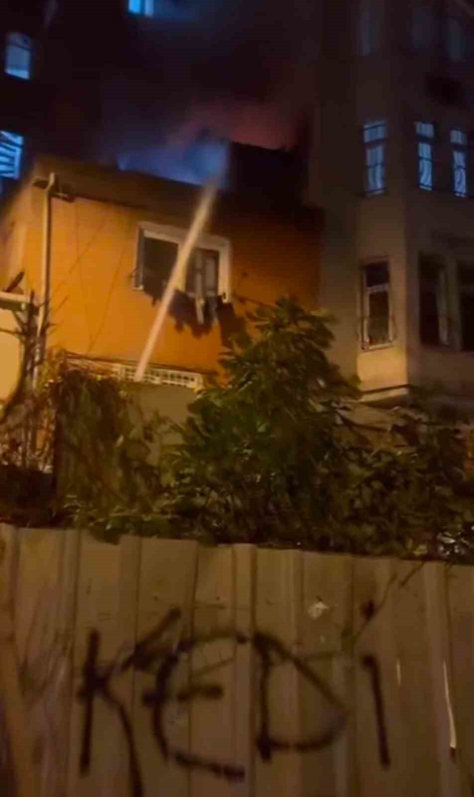 Beyoğlu’nda korkutan yangın 5 beyoglunda korkutan yangin 1 bhPX8G8l