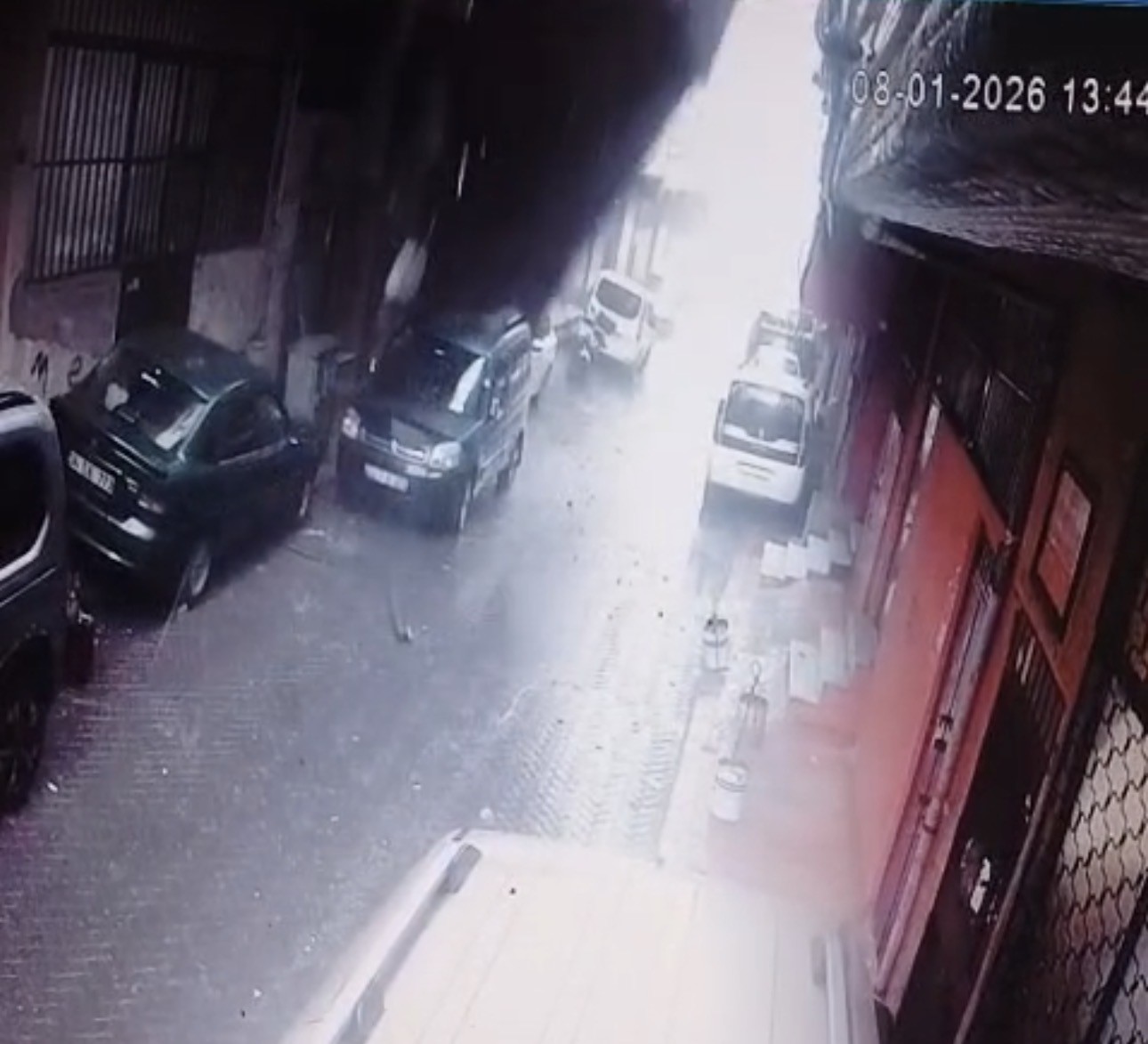 Beyoğlu’nda lodos dehşeti: Uçan çatının altında kalmaktan saniyelerle kurtuldular, o anlar kamerada 5 beyoglunda lodos dehseti ucan catinin altinda kalmaktan saniyelerle kurtuldular o anlar kamerada 1 W8lXaCT6