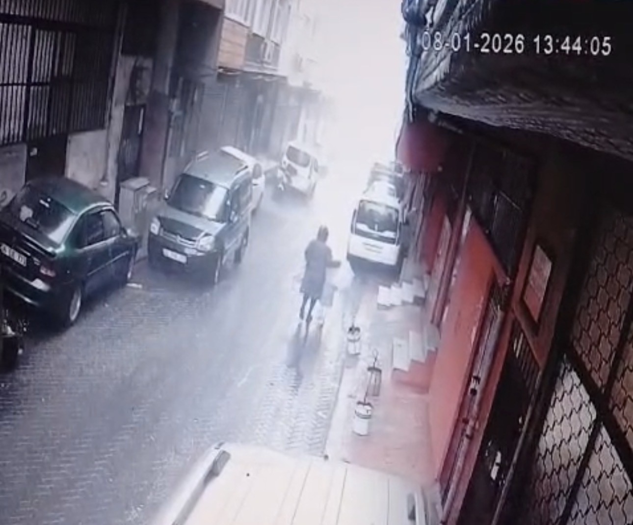 Beyoğlu’nda lodos dehşeti: Uçan çatının altında kalmaktan saniyelerle kurtuldular, o anlar kamerada 6 beyoglunda lodos dehseti ucan catinin altinda kalmaktan saniyelerle kurtuldular o anlar kamerada 2 usvgjFVi