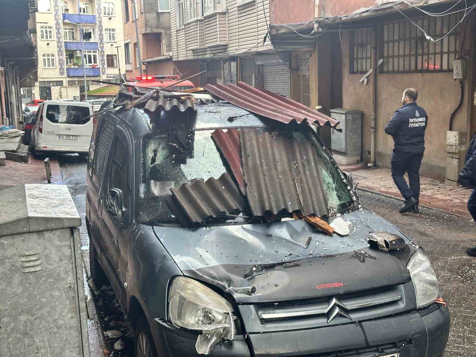 Beyoğlu’nda lodos dehşeti: Uçan çatının altında kalmaktan saniyelerle kurtuldular, o anlar kamerada 7 beyoglunda lodos dehseti ucan catinin altinda kalmaktan saniyelerle kurtuldular o anlar kamerada 3 Pe5eWfTV