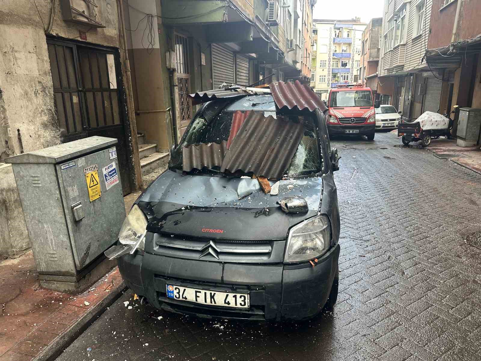 Beyoğlu’nda lodos dehşeti: Uçan çatının altında kalmaktan saniyelerle kurtuldular, o anlar kamerada 8 beyoglunda lodos dehseti ucan catinin altinda kalmaktan saniyelerle kurtuldular o anlar kamerada 4 i1fvGaNk