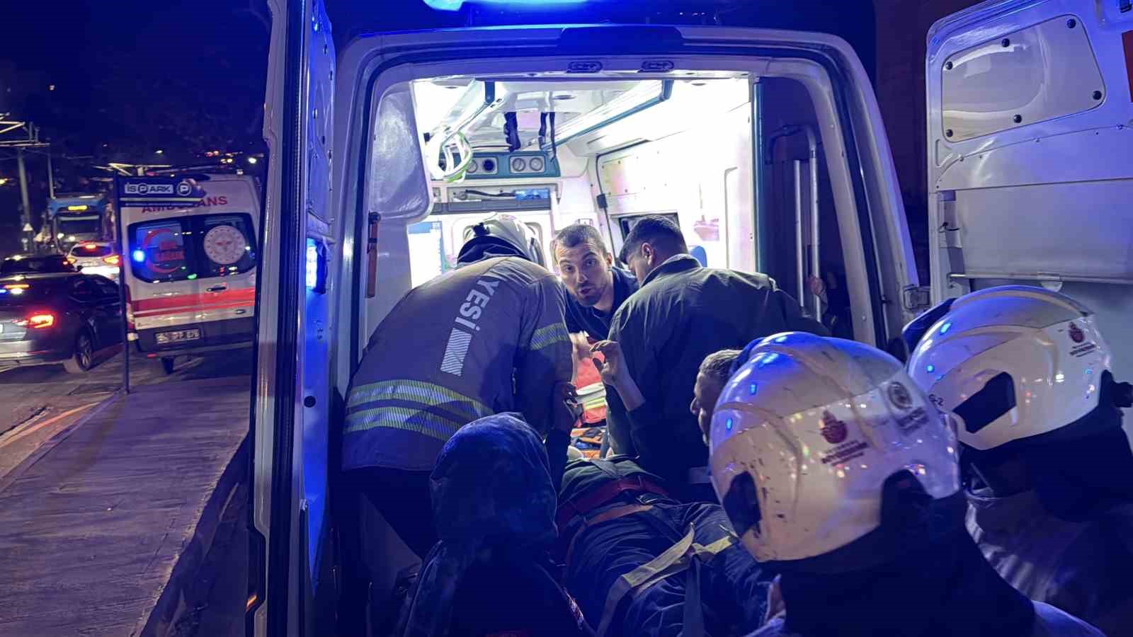 beyoglunda metro insaatinda iskele coktu yarali 2 isci itfaiye ekipleri tarafindan kurtarildi 1 7rrErz8p
