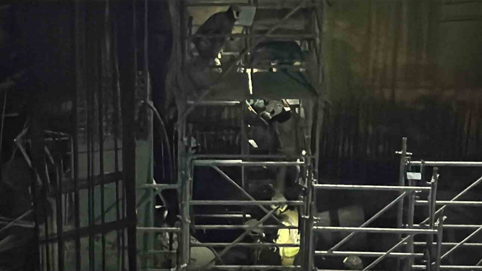 beyoglunda metro insaatinda iskele coktu yarali 2 isci itfaiye ekipleri tarafindan kurtarildi 3 WZRw7M7y