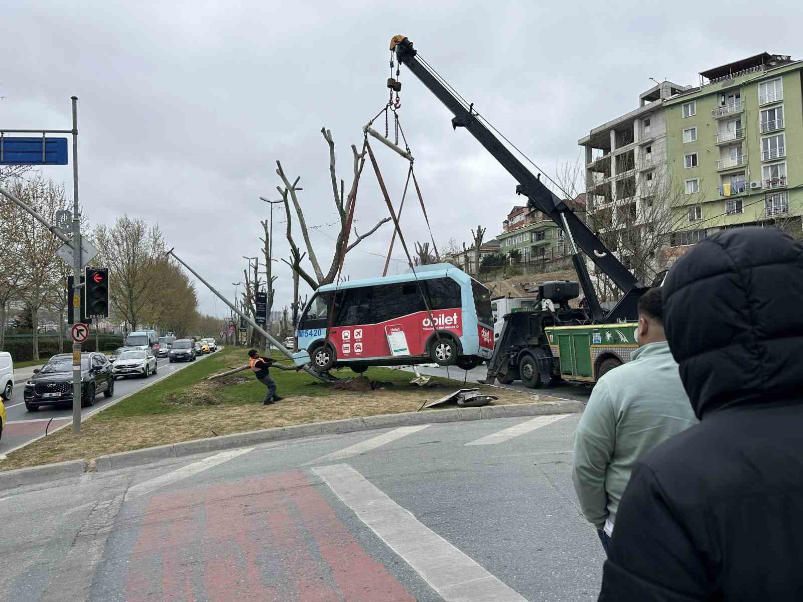 beyoglunda minibus ile otomobil carpisti 5 yarali 1 4SkNS4fd