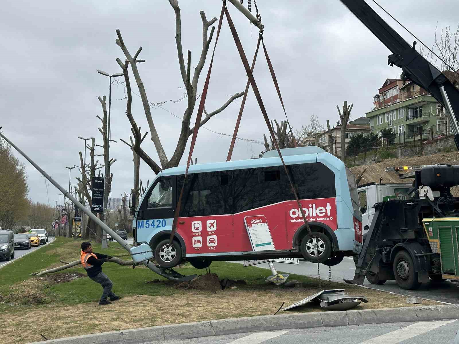 beyoglunda minibus ile otomobil carpisti 5 yarali 2 z5PIXGBw