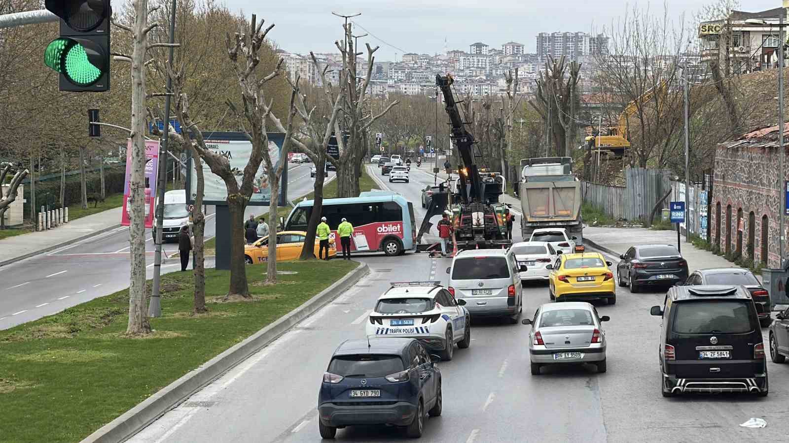 beyoglunda minibus ile otomobil carpisti 5 yarali 3 Uilsyb9h