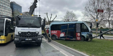 beyoglunda-minibus-ile-otomobil-carpisti-5-yarali-5M3sQTpA.jpg