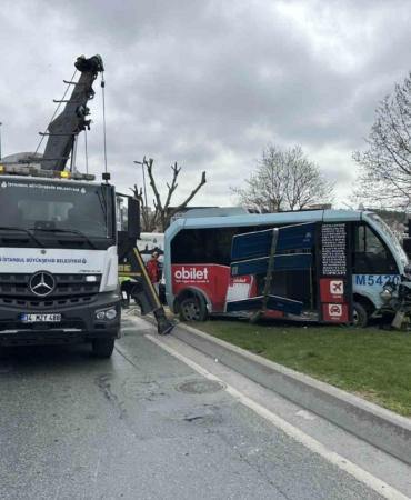 beyoglunda-minibus-ile-otomobil-carpisti-5-yarali-5M3sQTpA.jpg