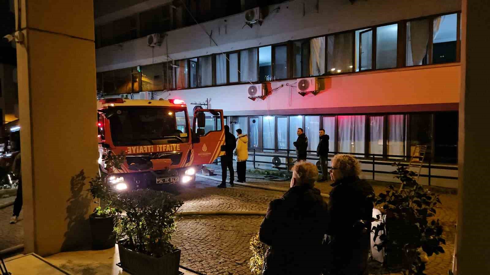 beyoglunda otelde cikan yanginda mahsur kalan 3 kisi ve bir kopek kurtarildi 0 abNcDaDk