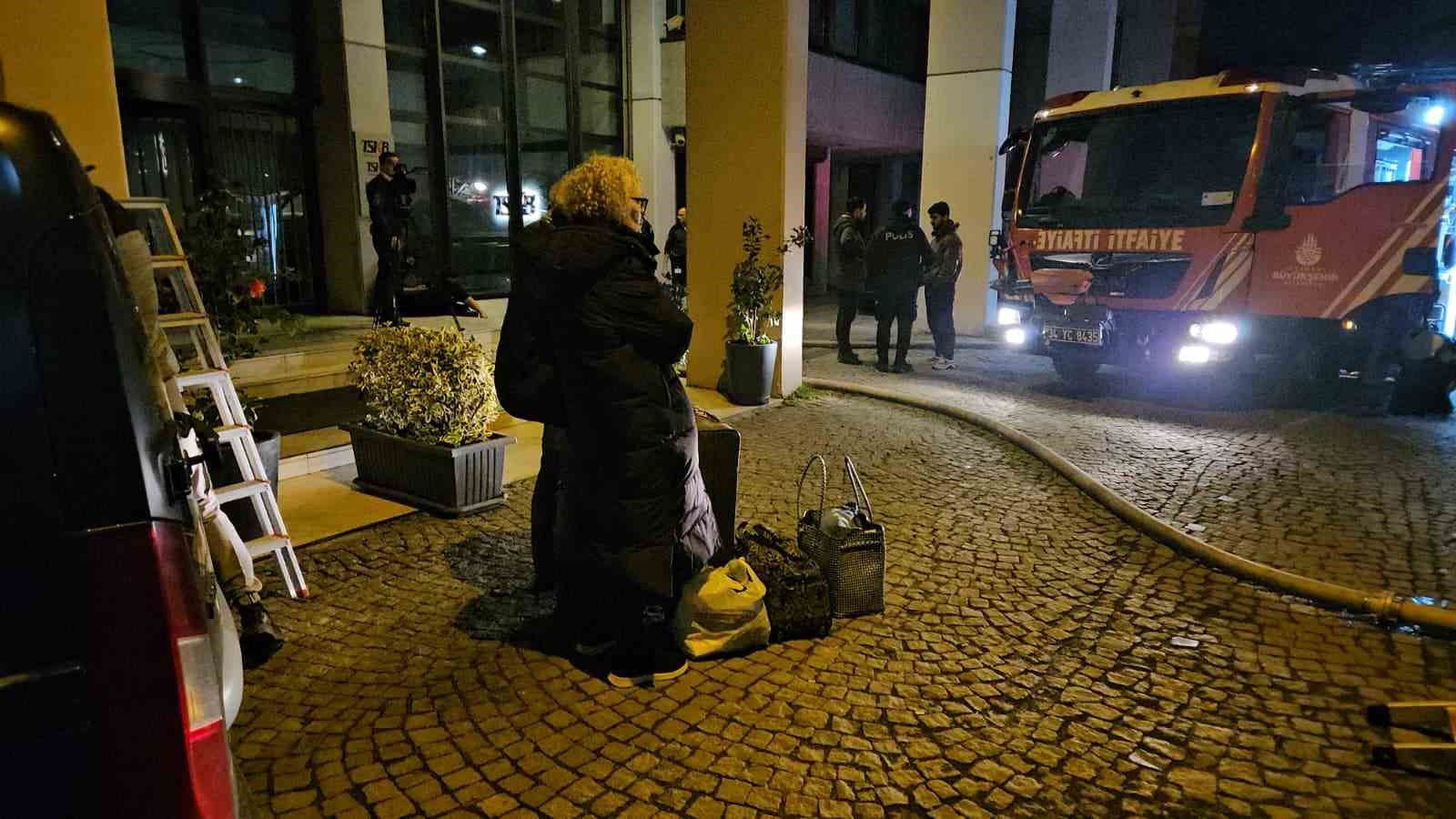 beyoglunda otelde cikan yanginda mahsur kalan 3 kisi ve bir kopek kurtarildi 2