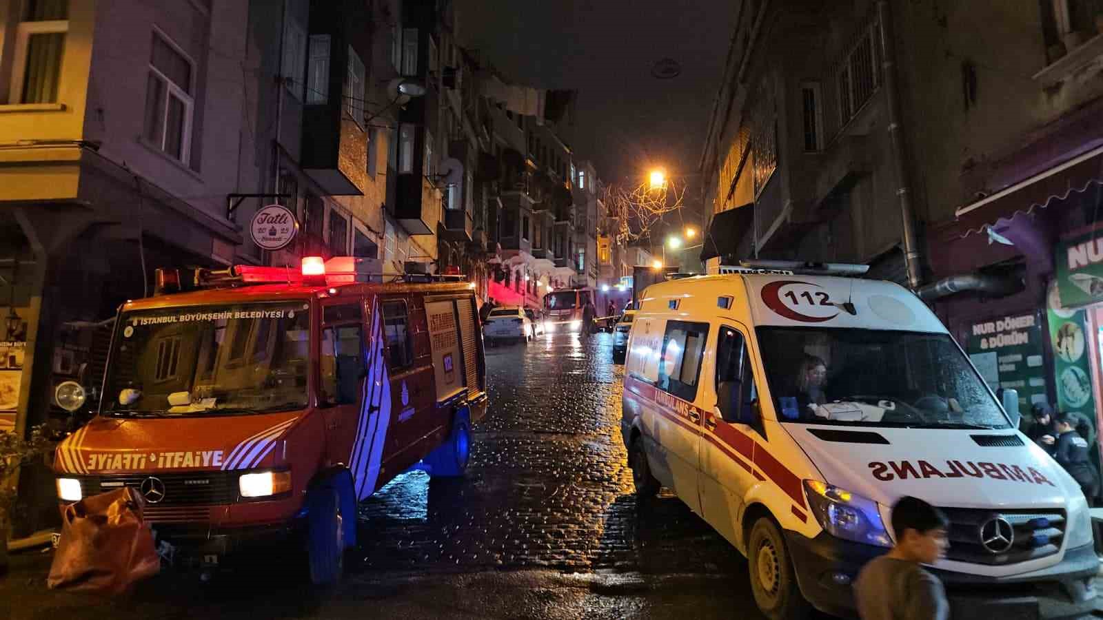 beyoglunda otelde yangin panigi mahsur kalan 3 kisi kurtarildi 1 OB9agLDG