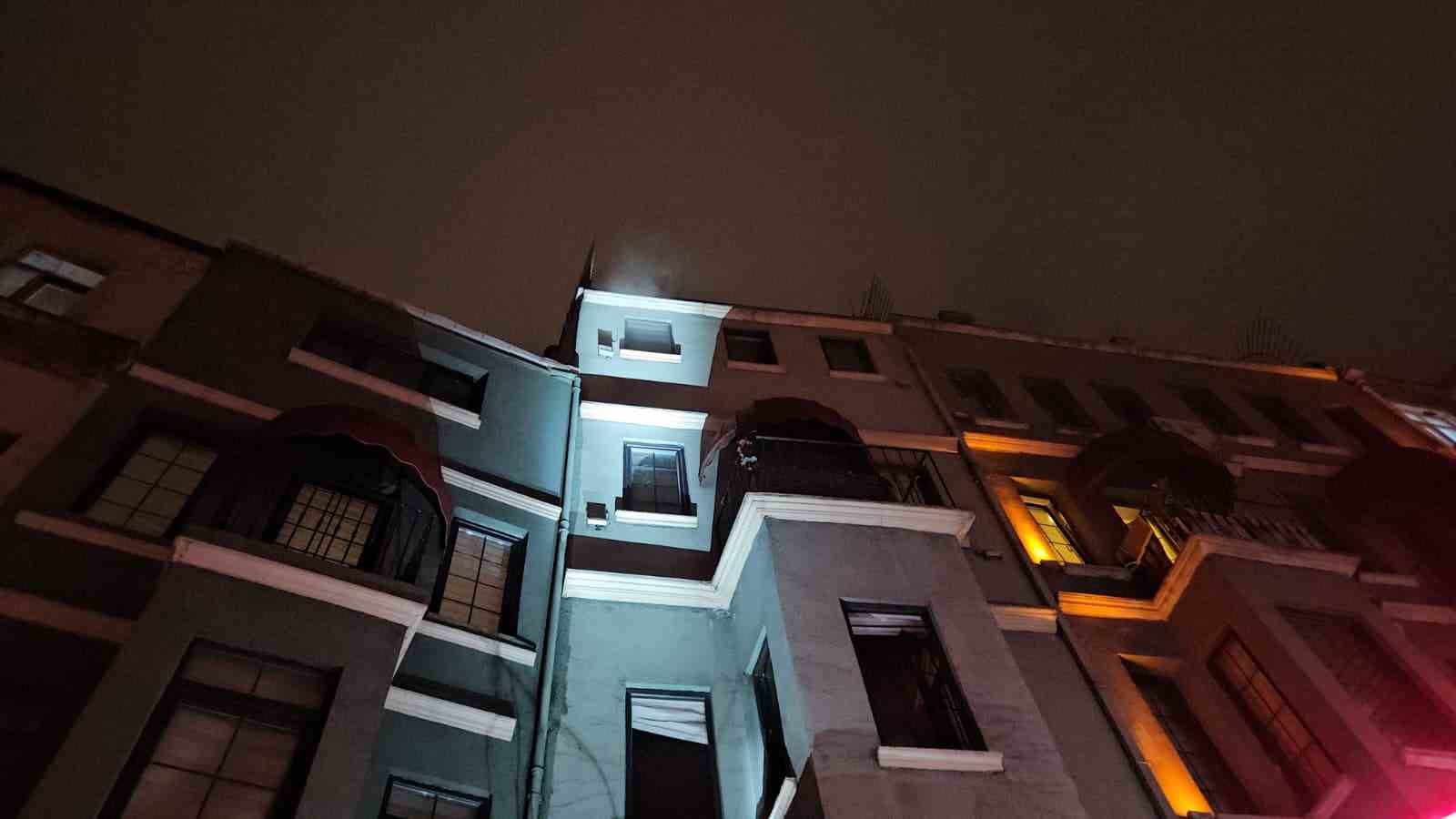 beyoglunda otelde yangin panigi mahsur kalan 3 kisi kurtarildi 2 sTtQRnp4