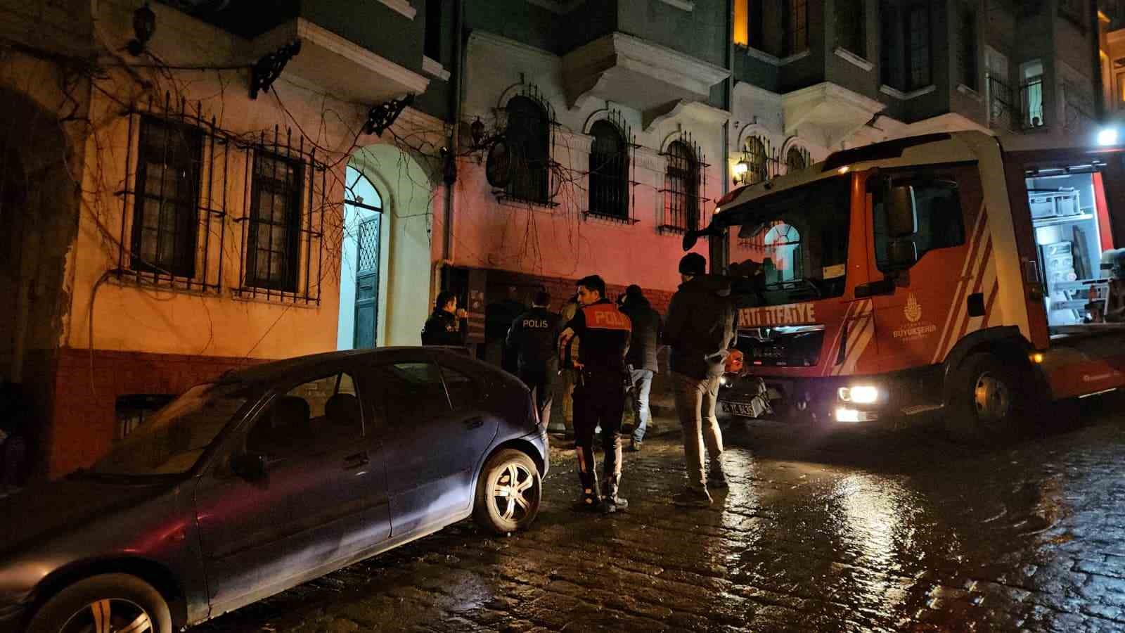 beyoglunda otelde yangin panigi mahsur kalan 3 kisi kurtarildi 3