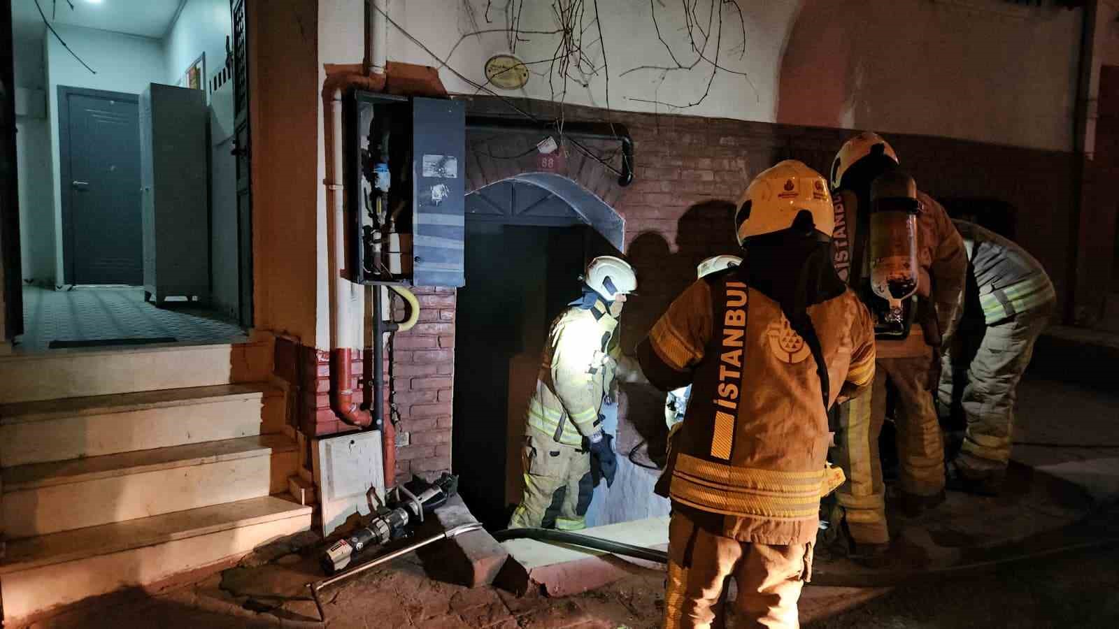 beyoglunda otelde yangin panigi mahsur kalan 3 kisi kurtarildi 4 ANOZCYaC