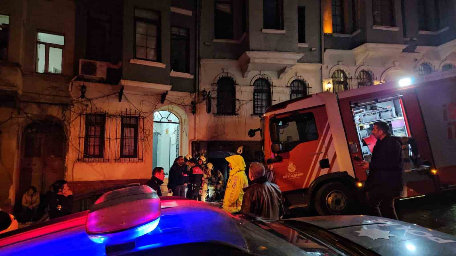beyoglunda otelde yangin panigi mahsur kalan 3 kisi kurtarildi 5