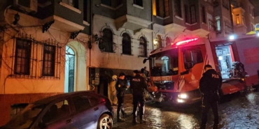 beyoglunda-otelde-yangin-panigi-mahsur-kalan-3-kisi-kurtarildi-mBYu3s1j.jpg