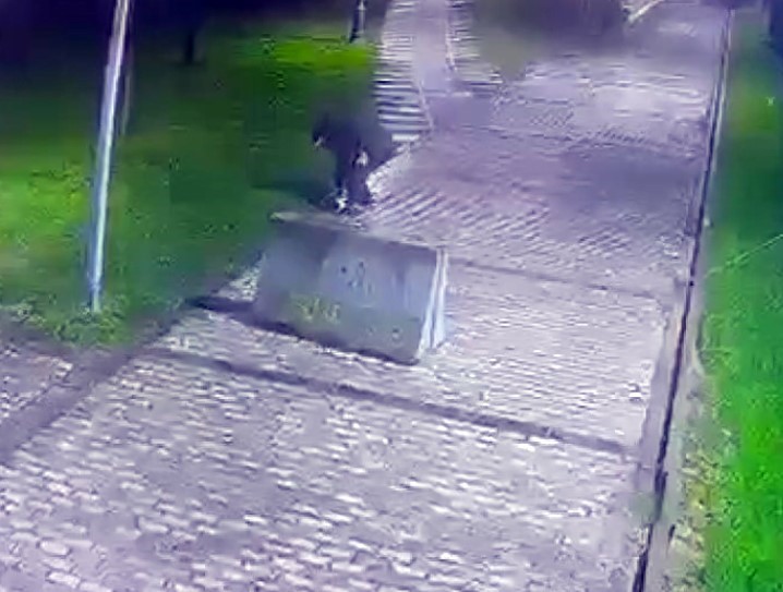 beyoglunda parkta dusurulen telefonu caldi o anlar kamerada 0 grVlsBlM