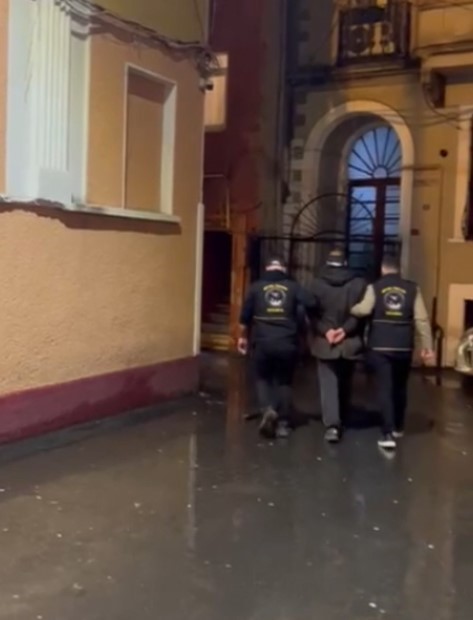 beyoglunda parkta dusurulen telefonu caldi o anlar kamerada 1 wkOWa6L7